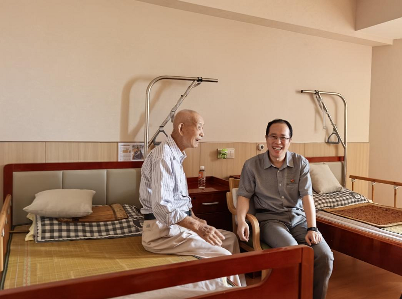 慰问老同志-1.png